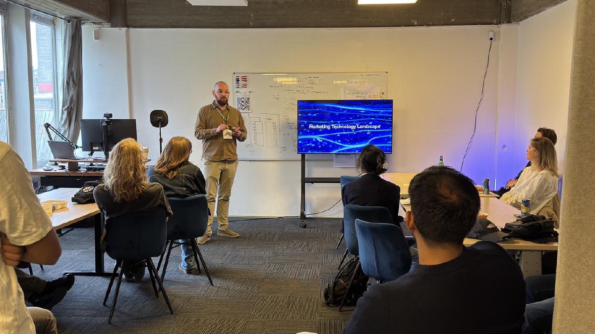 marketing-engineers-agency-at-night-presentation-1.jpg